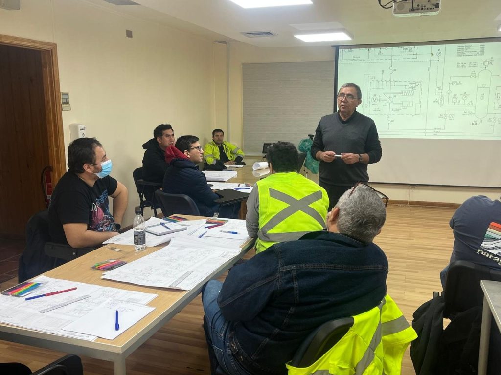 Clase en la sala de capacitación de la planta